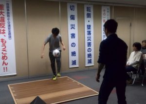 2人でリフティングをする、経理部神頭とチュッさん